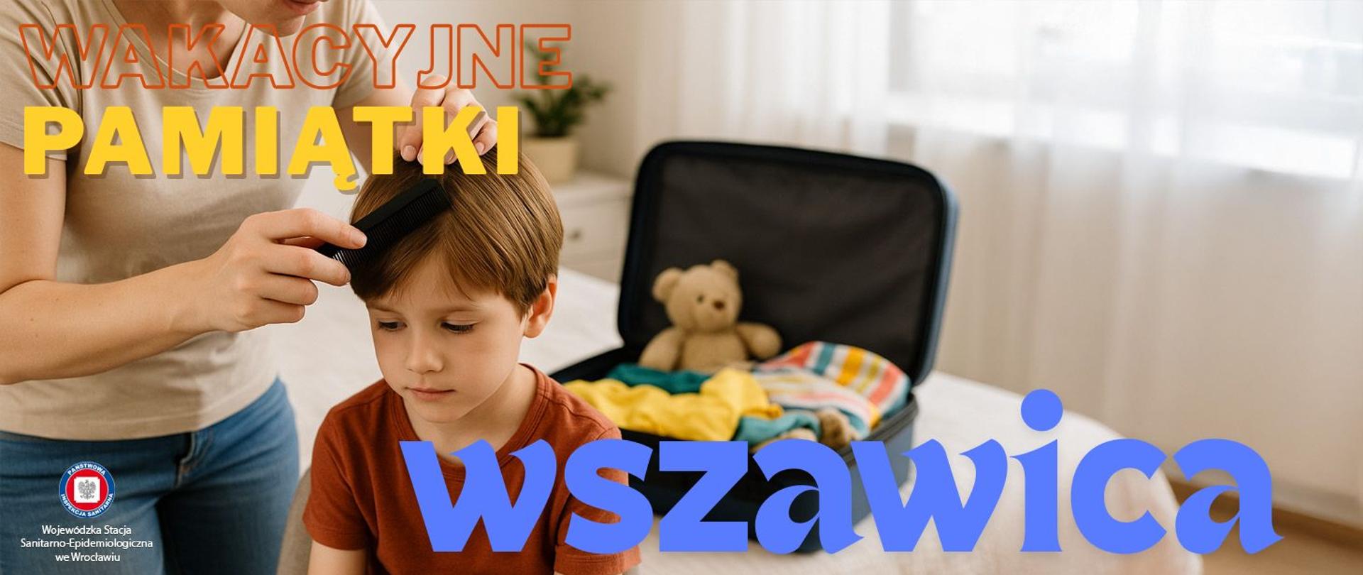 Na pierwszym planie rodzic delikatnie rozgarnia włosy dziecka grzebieniem o gęstych zębach. Dziecko siedzi spokojnie na łóżku, z lekko pochyloną głową, w casualowym ubraniu po powrocie z wakacji. W tle leży otwarta walizka z kolorowymi ubraniami i maskotką.