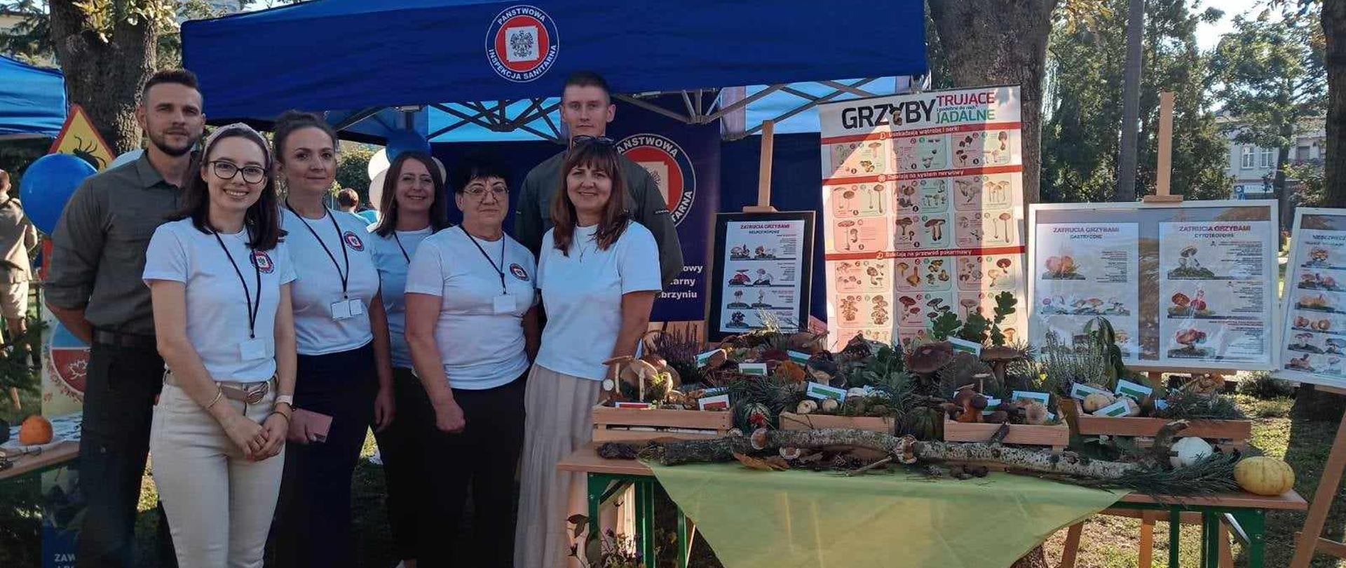Stoisko Powiatowej Stacji Sanitarno-Epidemiologicznej w Golubiu-Dobrzyniu podczas "Pikniku Ekologicznego" w dniu 29 września 2023 roku