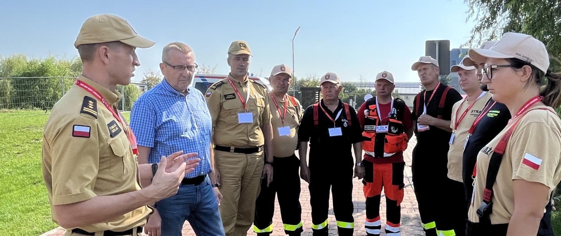 Zastępca WKW rozmawia z opiekunami obozu