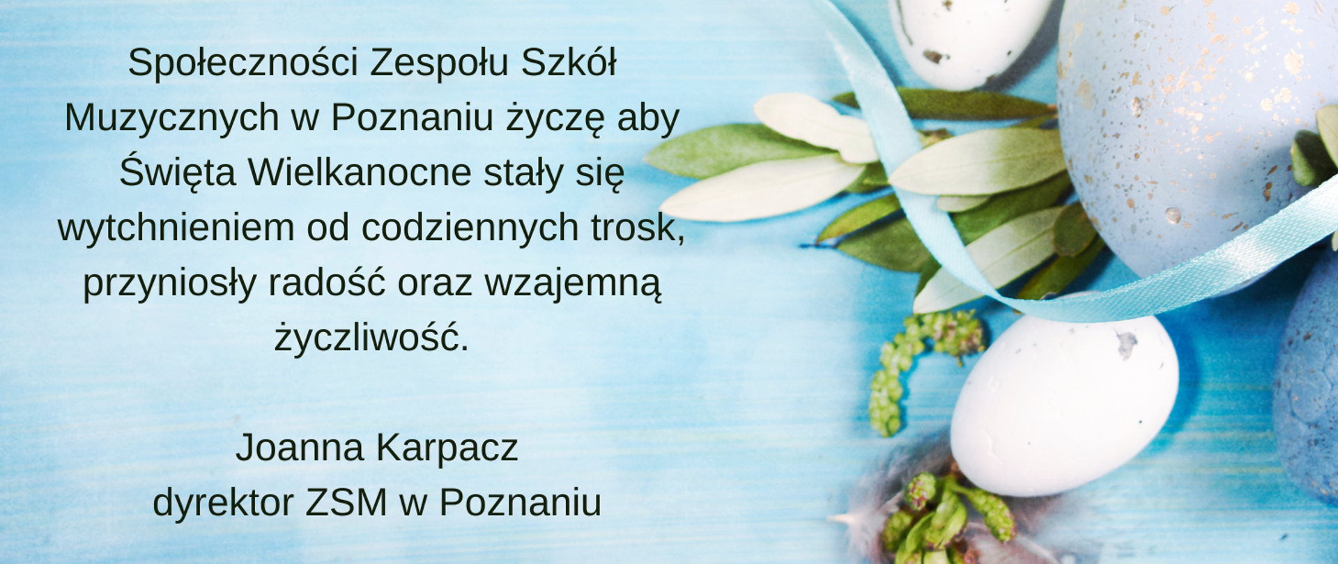 Życzenia Dyrektor ZSM Joanny Karpacz na niebieskim tle z pisankami po prawej stronie