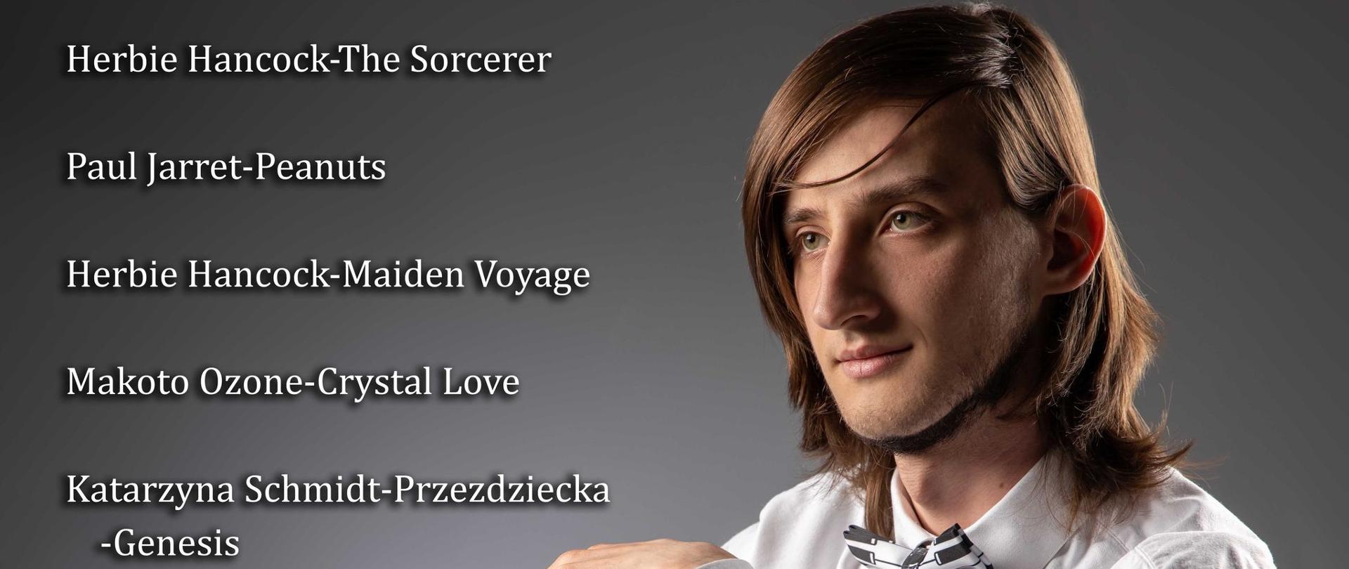 Chłopak trzyma talerz perkusyjny, na plakacie podany program i data