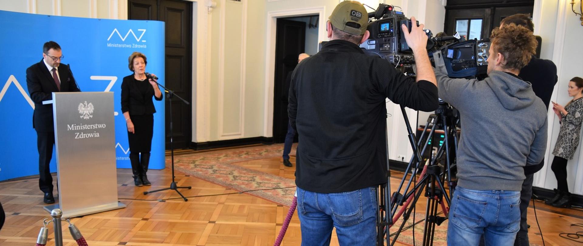 Wiceminister zdrowia Marcin Czech oraz konsultant krajowy w dziedzinie neonatologii prof. Ewa Helwich przedstawili na konferencji prasowej zmiany w nowej liście leków refundowanych, które obowiązują od 1 marca 2018 roku.