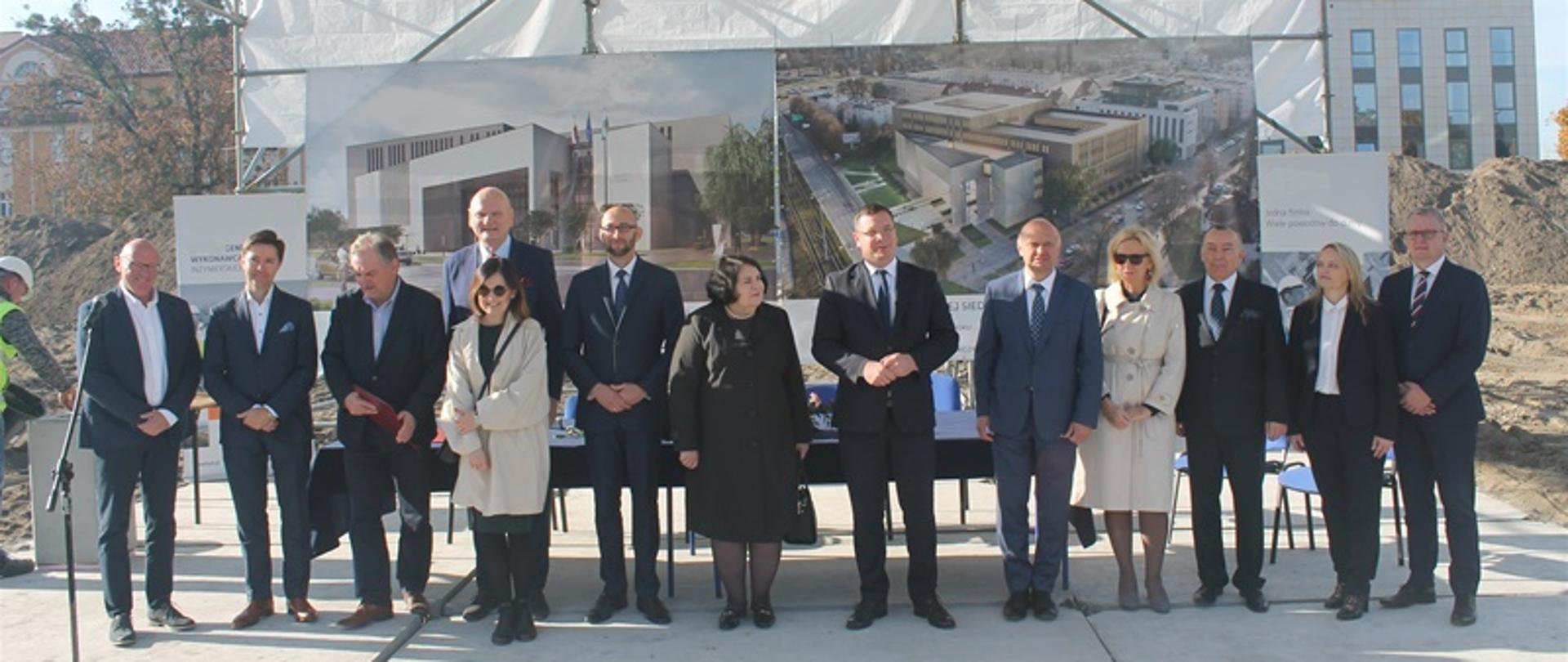 Wiceminister sprawiedliwości Michał Wójcik udział w podpisaniu aktu erekcyjnego i wmurowaniu kamienia węgielnego pod budowę nowej siedziby Sądu Rejonowego w Toruniu