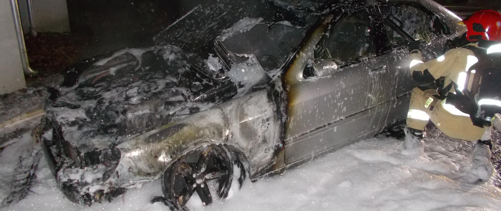 Pożar samochodu w Koszalinie. Spalony wrak pojazdu.