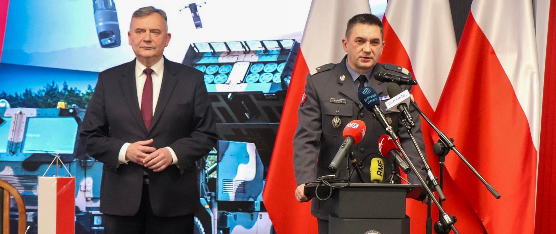 24 grudnia br. w Agencji Uzbrojenia, w obecności sekretarza stanu w MON Pawła Bejdy została podpisana umowa na pozyskanie bezzałogowych systemów powietrznych na potrzeby osłony dywizjonowych modułów ogniowych wyrzutni Homar-K.