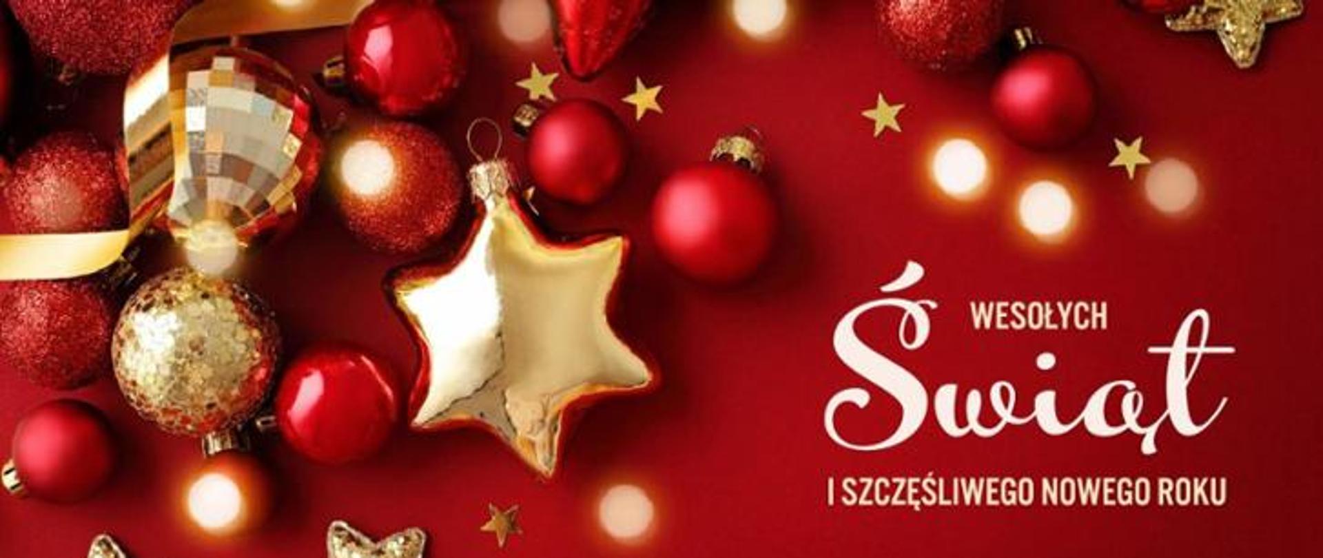 Zdjęcie czerwonych i złotych bombek choinkowych na czerwonym tle z podpisem wesołych świąt i szczęśliwego nowego roku