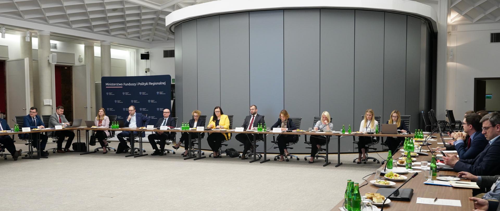 Posiedzenie Komitetu Koordynacyjnego ds. Polityki Rozwoju - uczestnicy spotkania za stołami 
