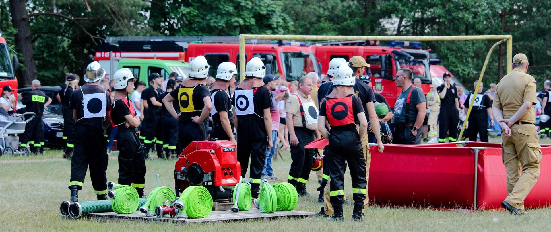 Na zdjęciu strażacy przygotowujący się do startu w konkurencji ćwiczenia bojowego
