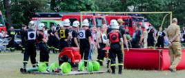 Na zdjęciu strażacy przygotowujący się do startu w konkurencji ćwiczenia bojowego