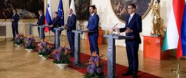 Premier Mateusz Morawiecki podczas konferencji prasowej na szczycie w Lublanie 