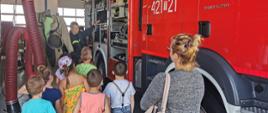 Strażacy pokazują dzieciom sprzęt pożarniczy