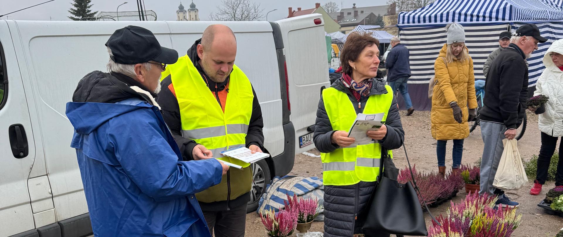 Inspektorzy oddziału terenowego w Sejnach na targowisku miejskim.
