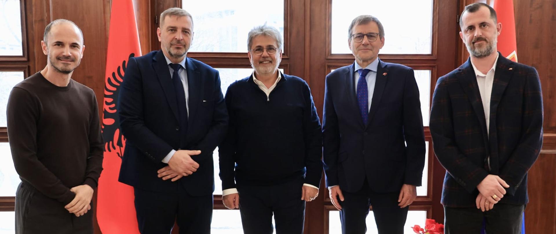 Spotkanie kierownika placówki z konsulem w Szkodrze z burmistrzem Benetem Beci.