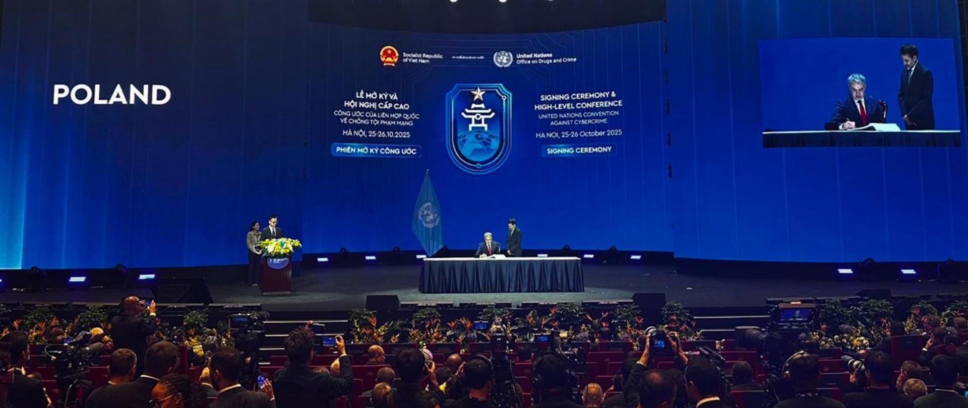 Zdjęcie Premiera Krzysztofa Gawkowskiego podczas konferencji w Hanoi