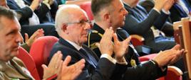 Uroczystości związane z Jubileuszem 150-lecia Zawodowej Straży Pożarnej w Białymstoku, połączone z Wojewódzkimi Obchodami Dnia Strażaka - zebrani goście biją brawo