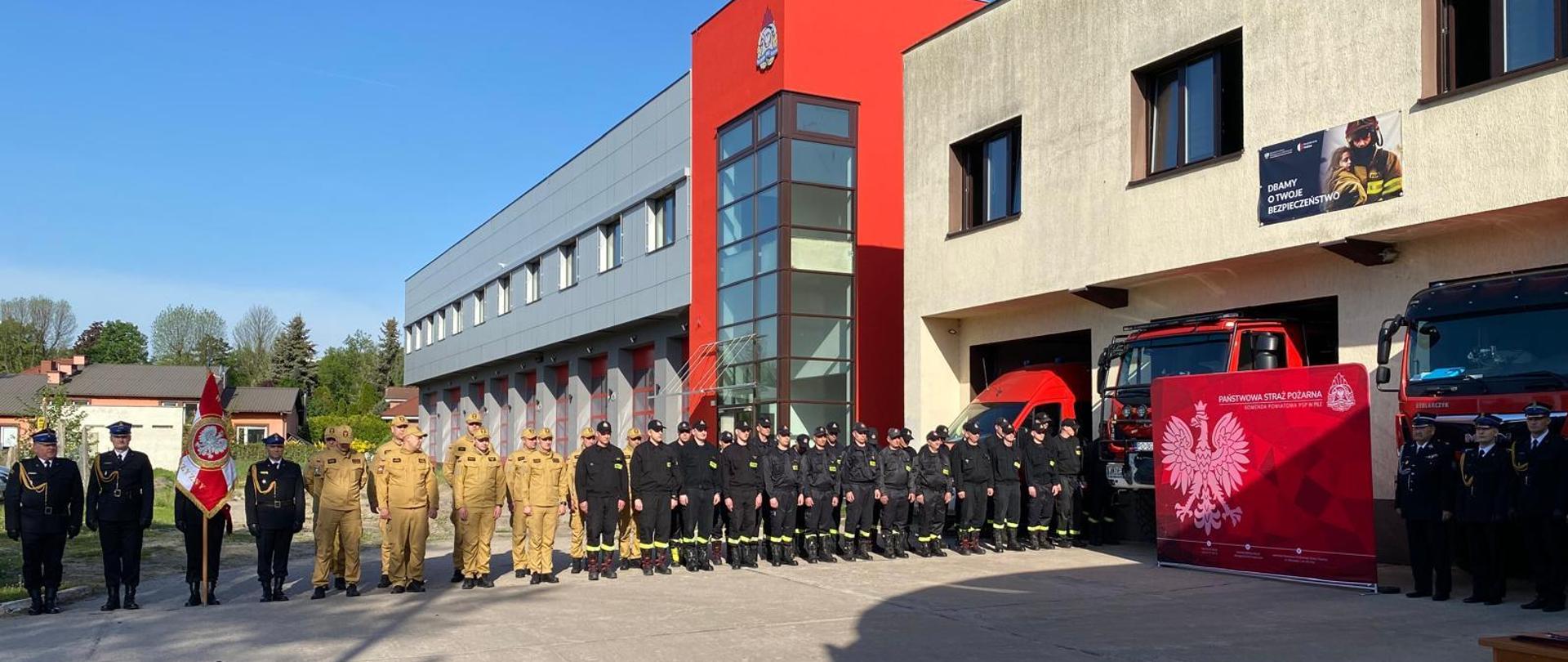 Na zdjęciu widnieją strażacy podczas uroczystości związanej w obchodami Dnia Strażaka i uroczyste ślubowanie nowo przyjętych do służby funkcjonariuszy. 