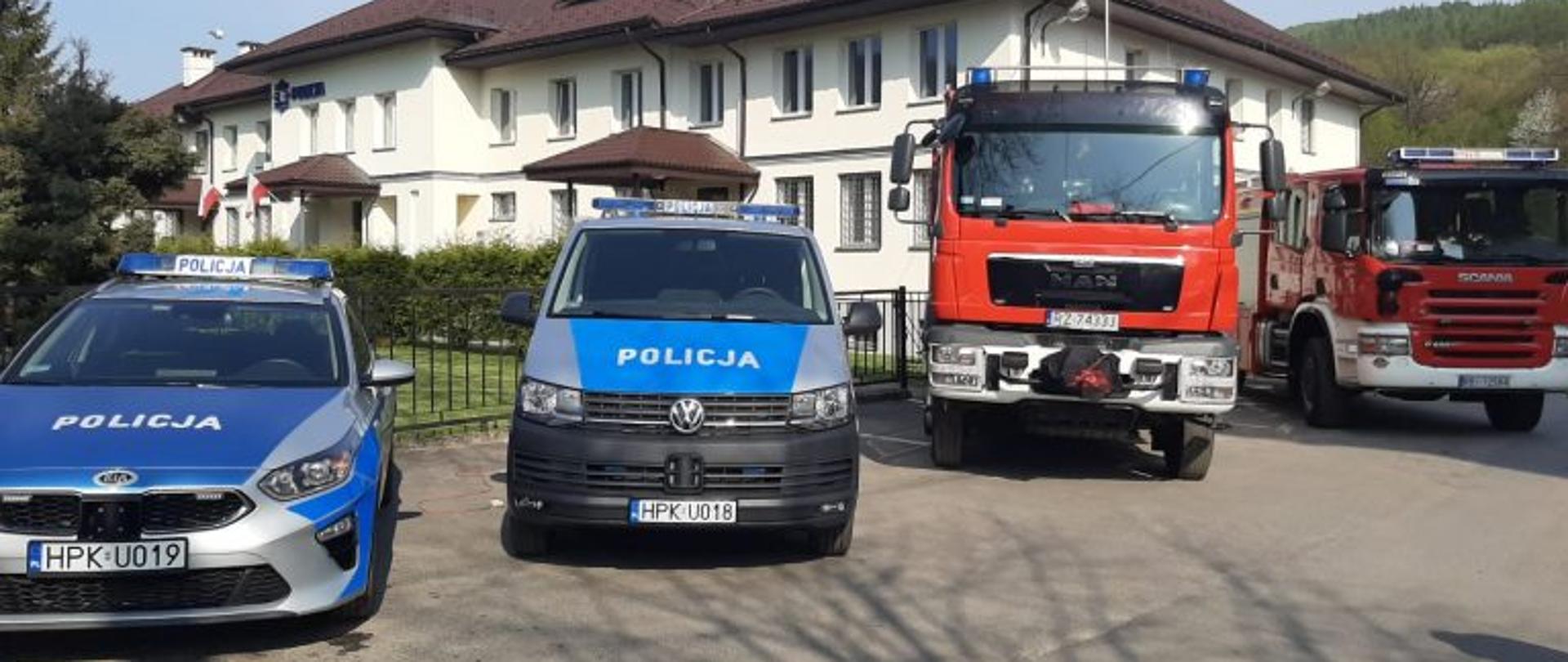 Na zdjęciu pojazdy policji oraz straży pożarnej poddane ozonowaniu