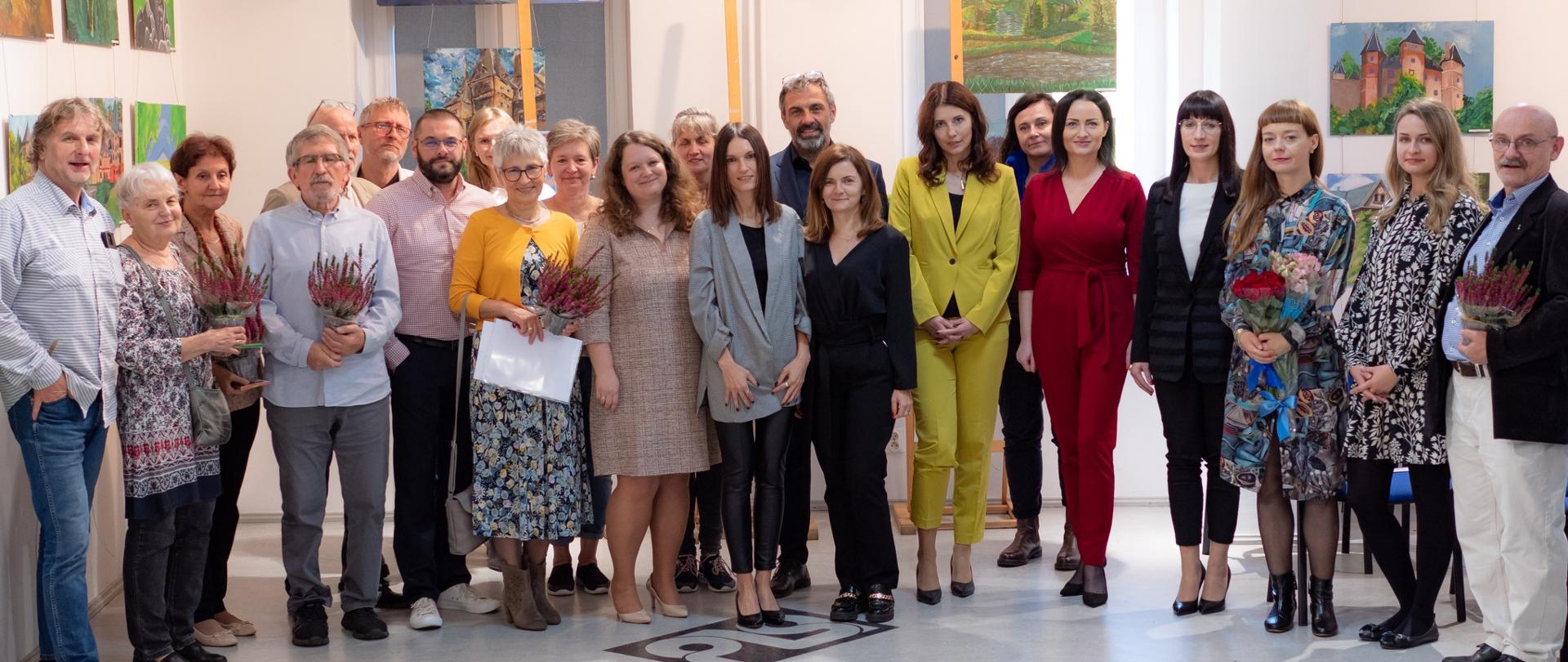 Na zdjęciu grono pedagogiczne i pracownicy PLSP 