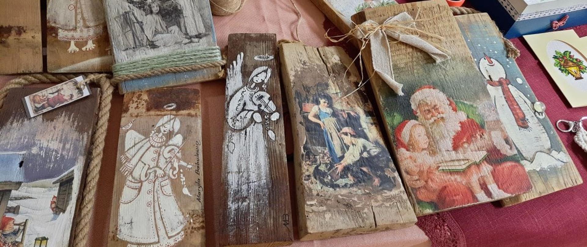 Pracę, aniołki, wykonane na drewnie.