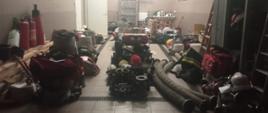 Zdjęcie przedstawia magazyn Komendy Powiatowej Państwowej Straży Pożarnej w Jędrzejowie, w którym zgromadzony jest sprzęt pożarniczy (węże, pompy, ubrania specjalne, prądownice), który zostanie przekazany dla ukraińskich strażaków.