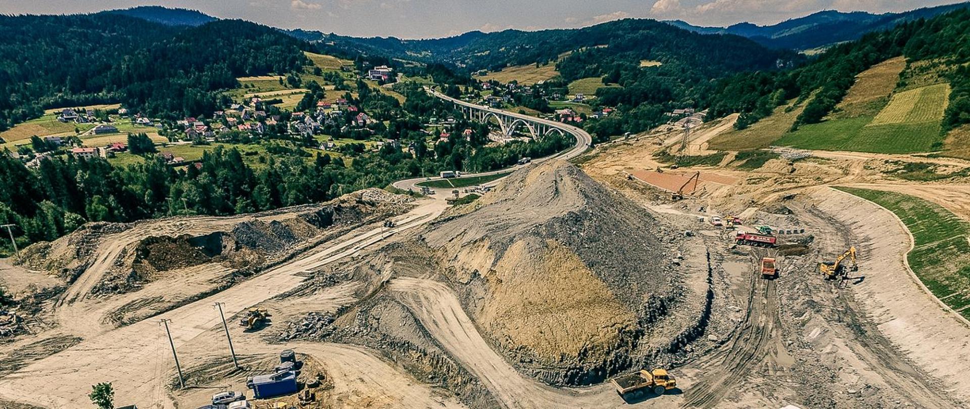 Na zdjęciu fragment istniejącej i budowanej drogi ekspresowej S1