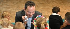 Na koniec niecodziennego spotkania przedszkolaków z „krokodylami” nie mogło zabraknąć praktycznych upominków. Wicewojewoda Mazowiecki Patryk Fajdek rozdał maluchom odblaskowe maskotki - pieski.