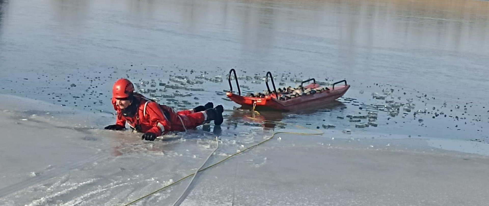 Na zdjęciu znajdują się funkcjonariusze KP PSP w Chełmnie podczas ćwiczeń na lodzie przeprowadzonych na Jeziorze Starogrodzkim w Chełmnie.