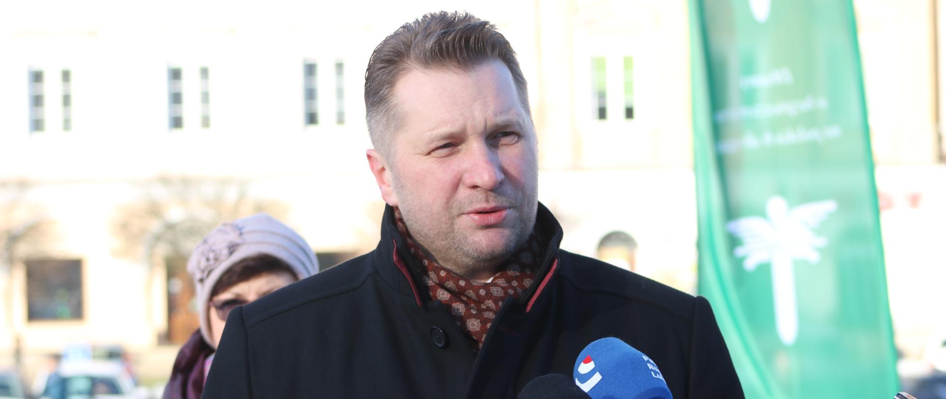 Minister Edukacji i Nauki Przemysław Czarnek podczas konferencji