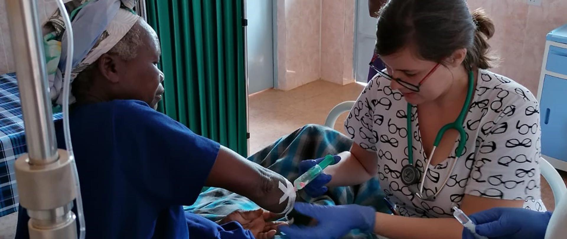 lekarka bada pacjentkę