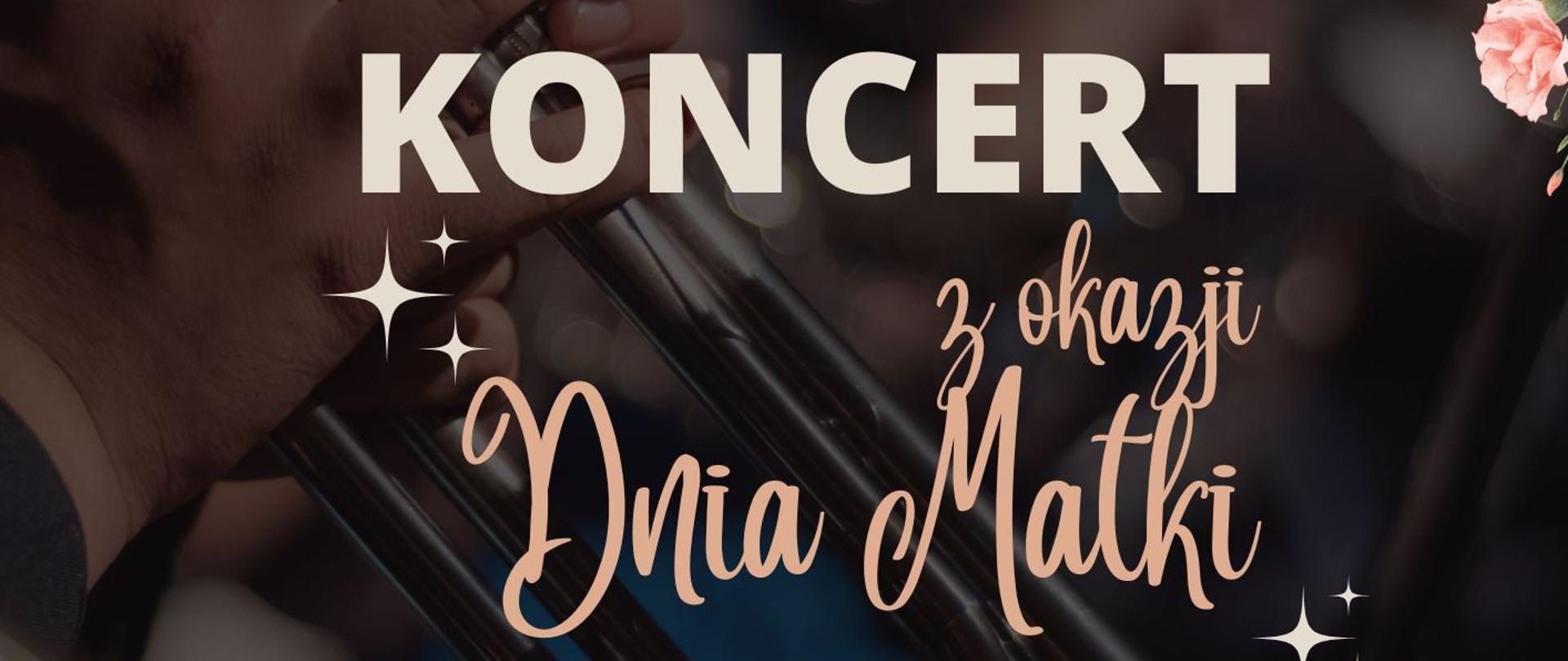 Nastrojowy plakat koncertu z okazji Dnia Matki przedstawia zbliżenie na instrument dęty na tle ciepłych świateł scenicznych, tworząc elegancki i uroczysty klimat wydarzenia. Kwiatowe dekoracje w narożnikach oraz ozdobna typografia podkreślają świąteczny charakter koncertu, w którym wystąpią chóry, zespoły smyczkowe, rytmiczne, gitarowe oraz nauczyciele szkoły. Wydarzenie odbędzie się 21 maja 2026 roku o godz. 16:30 w sali koncertowej Państwowej Szkoły Muzycznej I st. nr 1 w Kędzierzynie-Koźlu.