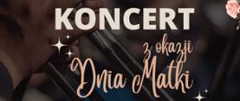 Nastrojowy plakat koncertu z okazji Dnia Matki przedstawia zbliżenie na instrument dęty na tle ciepłych świateł scenicznych, tworząc elegancki i uroczysty klimat wydarzenia. Kwiatowe dekoracje w narożnikach oraz ozdobna typografia podkreślają świąteczny charakter koncertu, w którym wystąpią chóry, zespoły smyczkowe, rytmiczne, gitarowe oraz nauczyciele szkoły. Wydarzenie odbędzie się 21 maja 2026 roku o godz. 16:30 w sali koncertowej Państwowej Szkoły Muzycznej I st. nr 1 w Kędzierzynie-Koźlu.