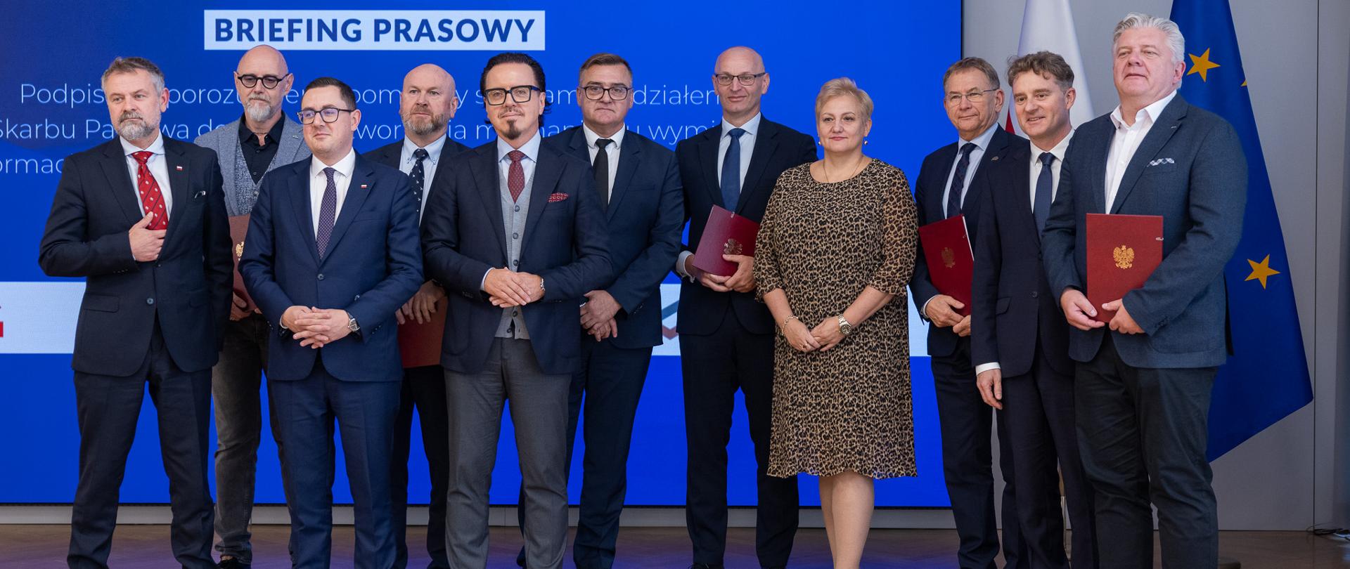 Family photo uczestników briefingu prasowego. 