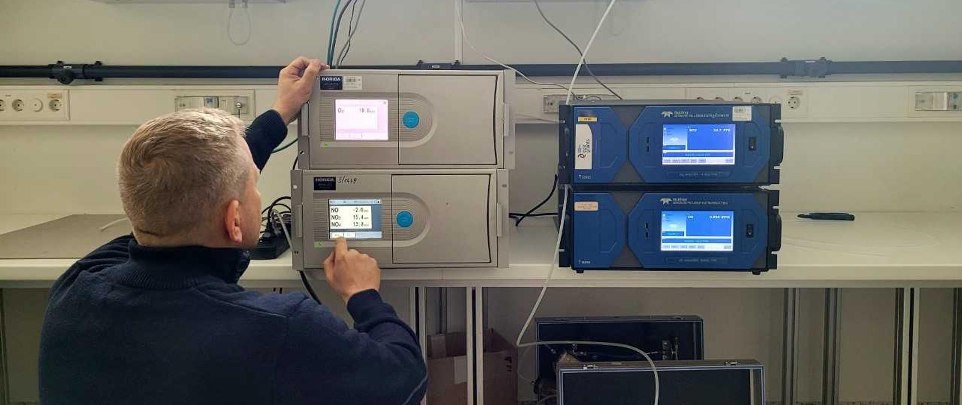 Mężczyzna ustawia sprzęt badający wskaźniki jakości powietrza