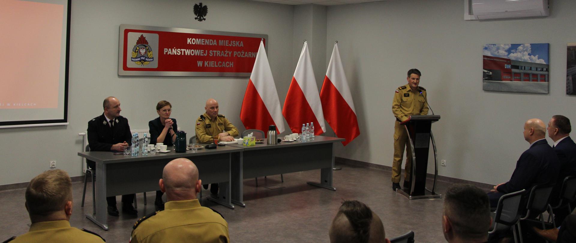 Zdjęcie przedstawia organizatorów oraz zaproszonych gości narady rocznej. Podczas otwarcia narady przemówienie wygłosił Komendant Miejski PSP w Kielcach st. bryg. Mariusz Góra.