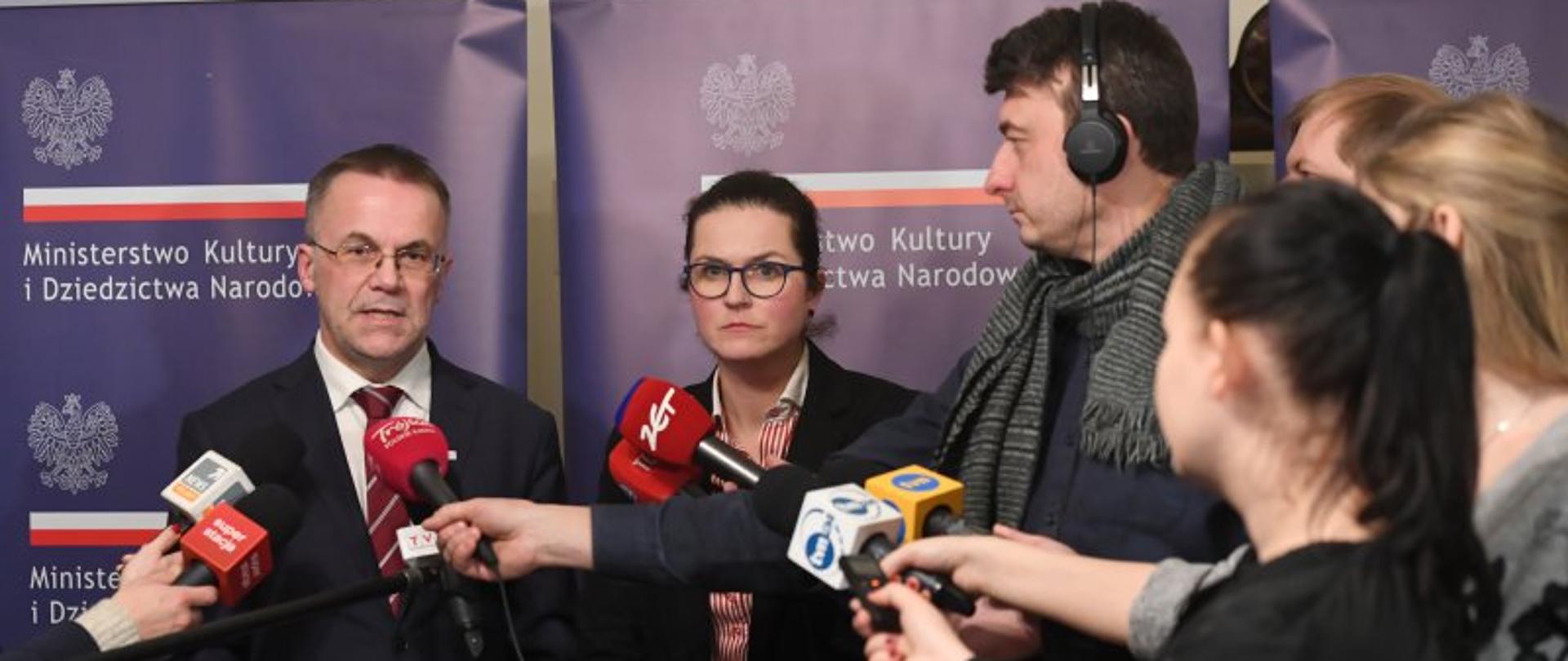 Po spotkaniu ws. Europejskiego Centrum Solidarności, Fot. Radek Pietruszka/PAP