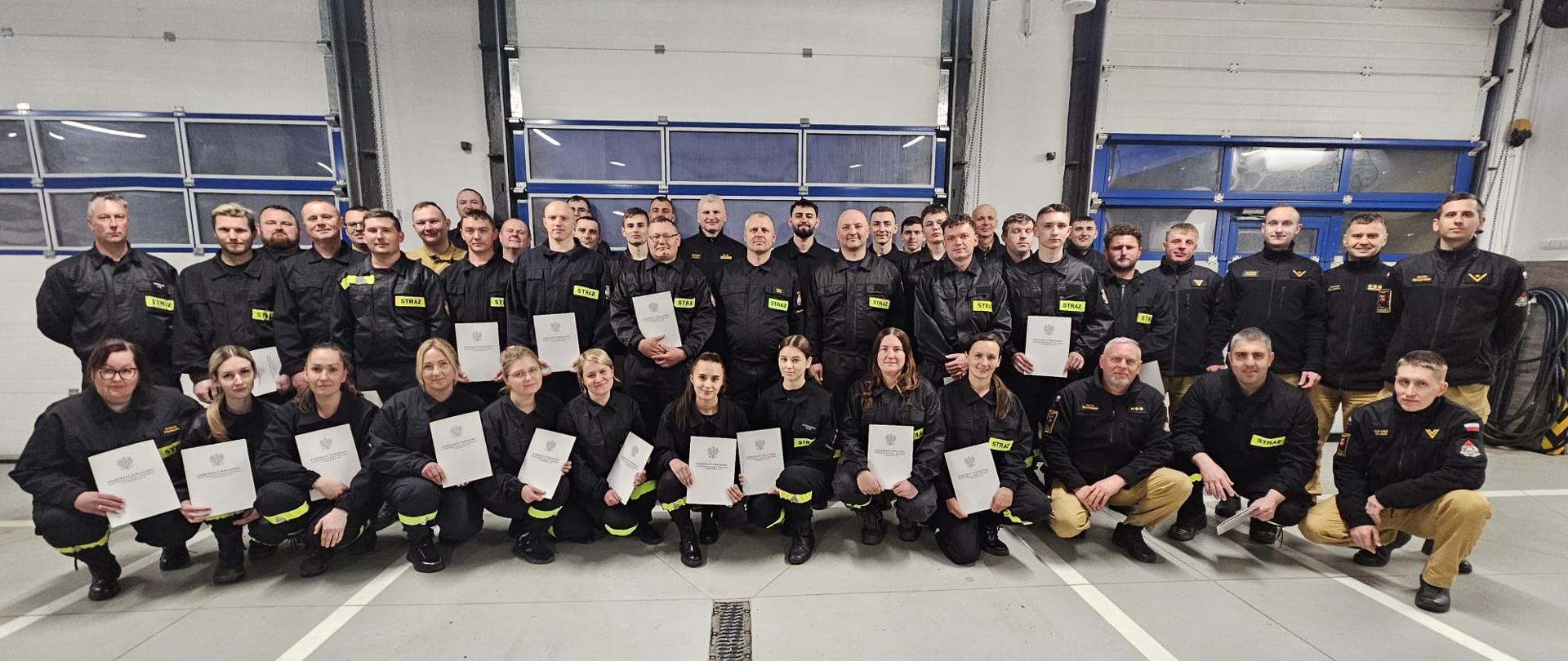 Egzamin szkolenia podstawowego strażaka ratownika OSP - wszyscy stoją na zdjęciu po egzaminie