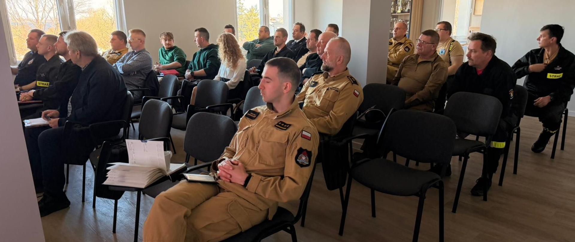 Odprawa przedstawicieli urzędów miejskich i gminnych oraz druhen i druhów z OSP powiatu puckiego. 