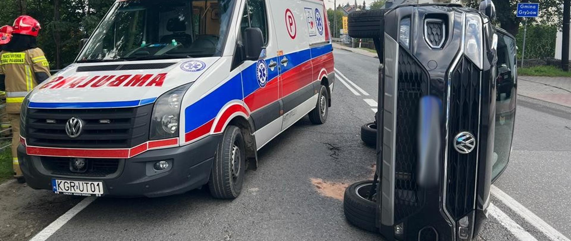 Samochód osobowy na boku a obok karetka