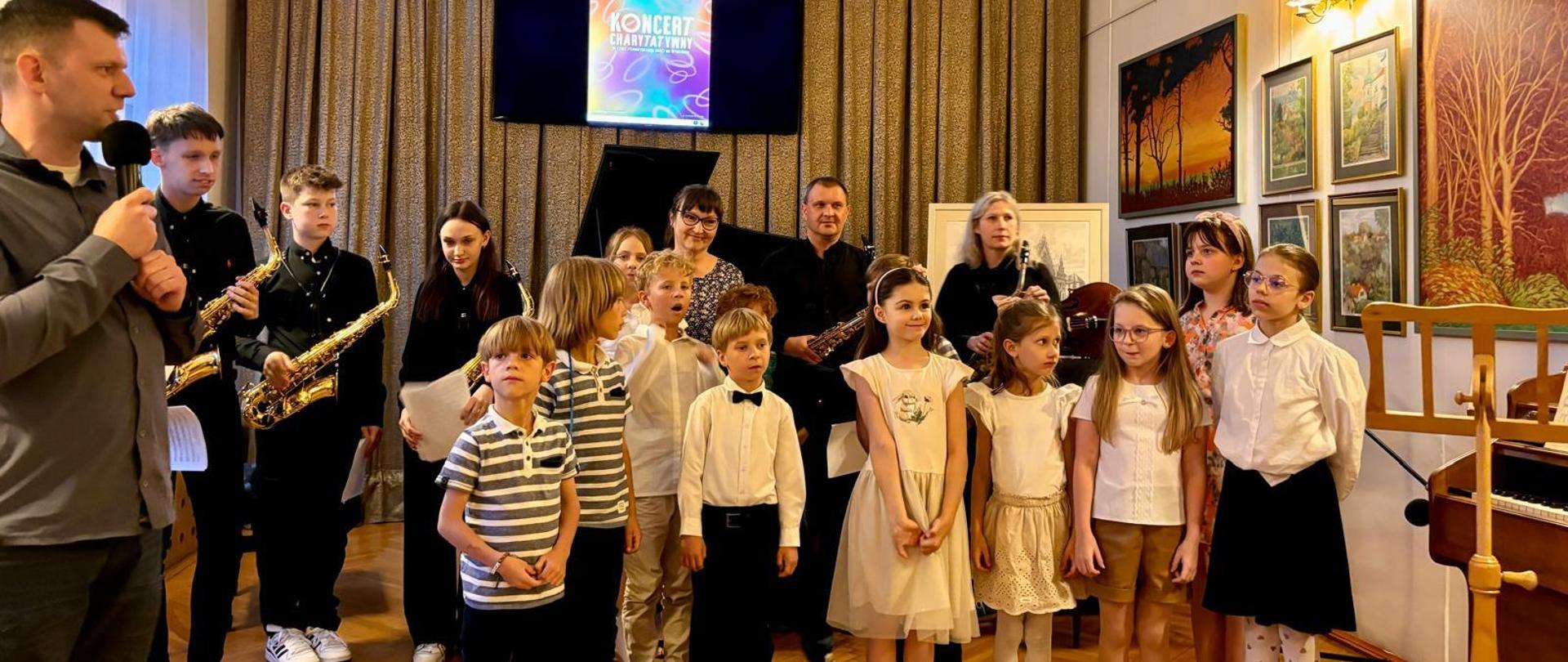 Na scenie grupa dzieci.