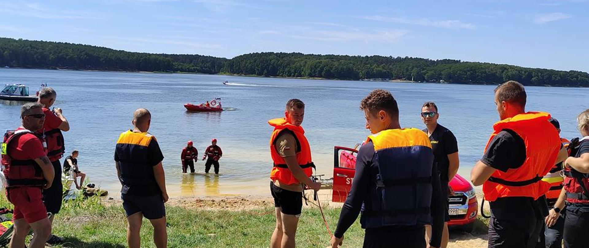 Strażacy w trakcie ćwiczeń ratownictwa wodnego