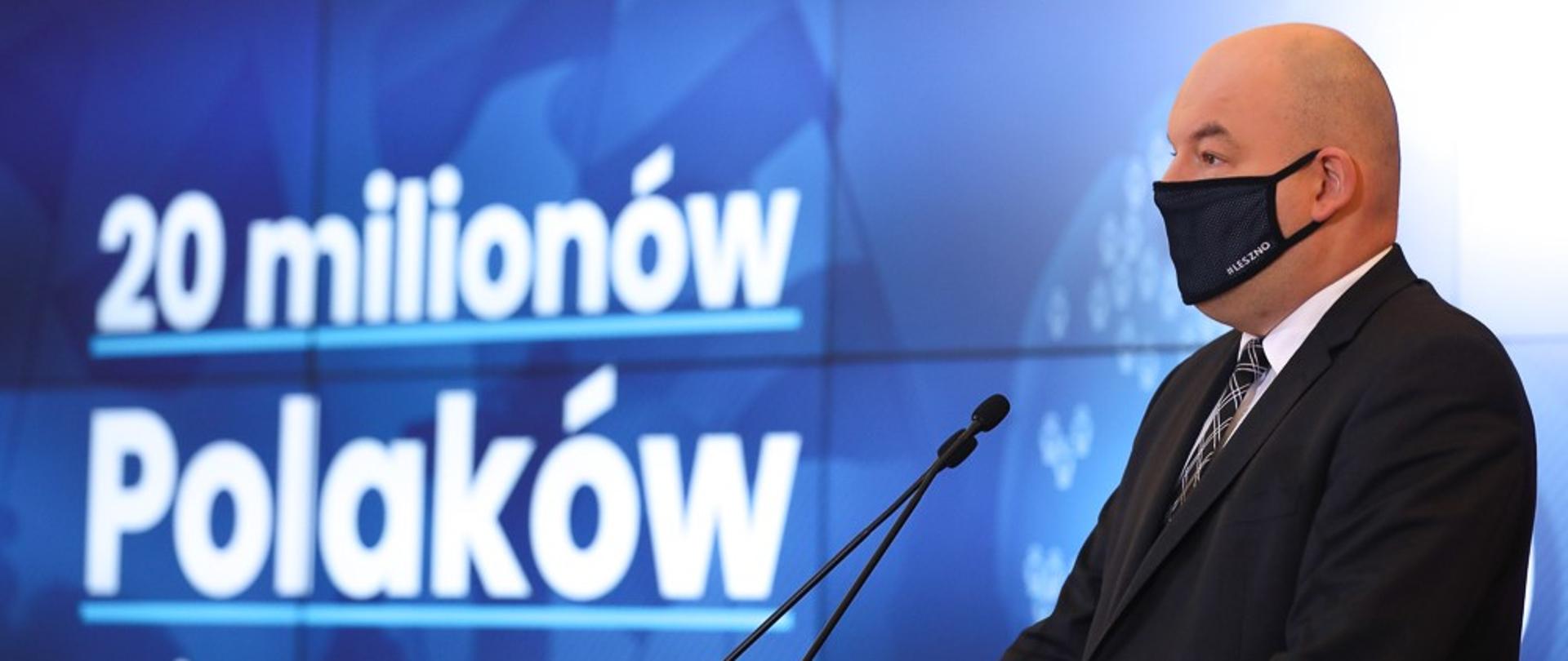 Jan Dziedziczak podczas konferencji prasowej.