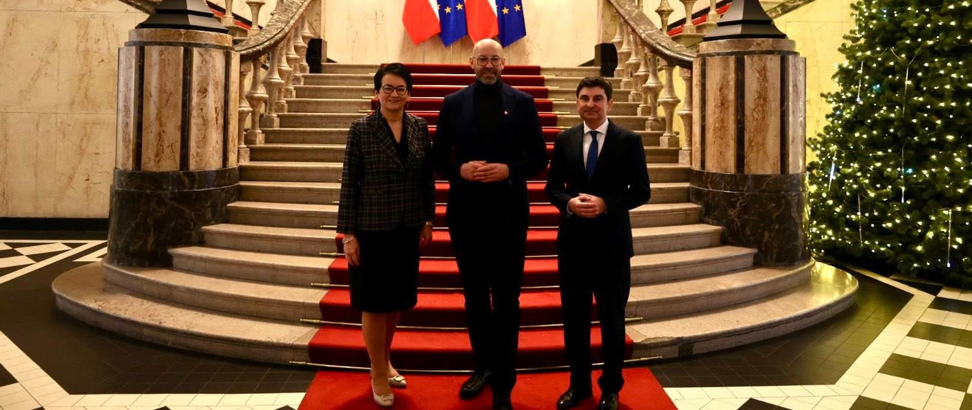 O programach rozwoju i budowy infrastruktury sportowej oraz planowanych na bieżący rok programach sportu powszechnego mówił dziś podczas spotkania z samorządowcami z województw opolskiego i śląskiego Jakub Rutnicki, Minister Sportu i Turystyki.
Po briefingu prasowym minister Jakub Rutnicki poprowadził warsztaty dla przedstawicieli jednostek samorządu terytorialnego. Podczas spotkania omówił dostępne programy, możliwości pozyskiwania środków finansowych, priorytety resortu oraz nadchodzące nabory dotyczące rozwoju infrastruktury sportowej.
Taka forma spotkań sprzyja bezpośredniemu dialogowi, współpracy z samorządami oraz sprawnej wymianie informacji, co ułatwia przygotowanie wysokiej jakości projektów oraz skuteczne wykorzystanie dostępnych środków.