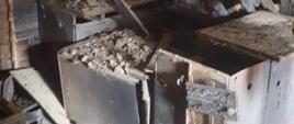 Pożar budynku mieszkalnego. Wnętrze jednego z pomieszczeń, które było objęte ogniem. Widoczne są ślady zniszczeń. W środku zniszczony sprzęt AGD.