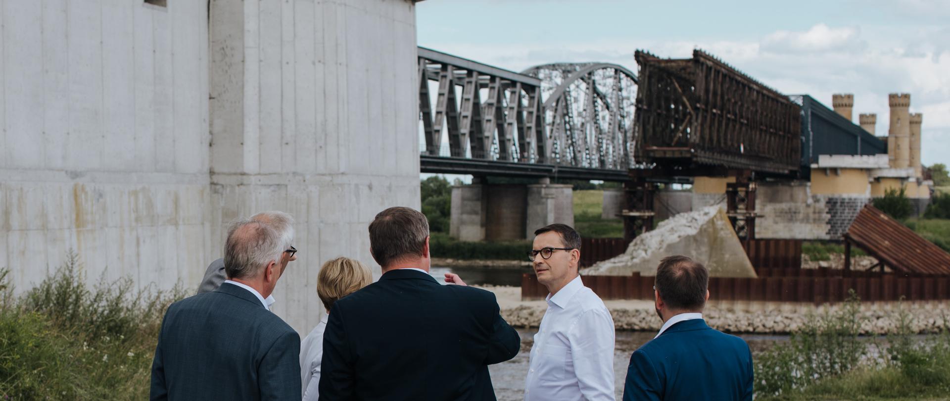 Premier na tle mostu.