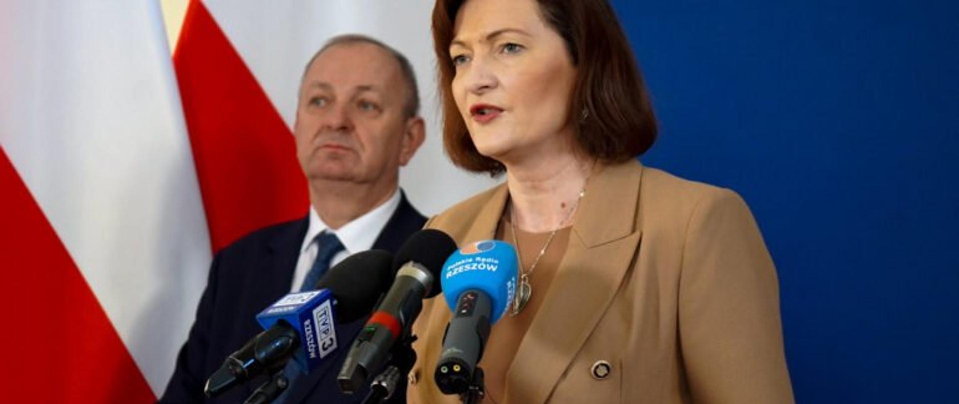 Wojewoda podkarpacki Ewa Leniart zabiera głos podczas konferencji prasowej w sprawie dopłat do przewozów autobusowych. Obok dyrektor Wydziału Infrastruktury Podkarpackiego Urzędu Wojewódzkiego w Rzeszowie Krzysztof Sopel. 