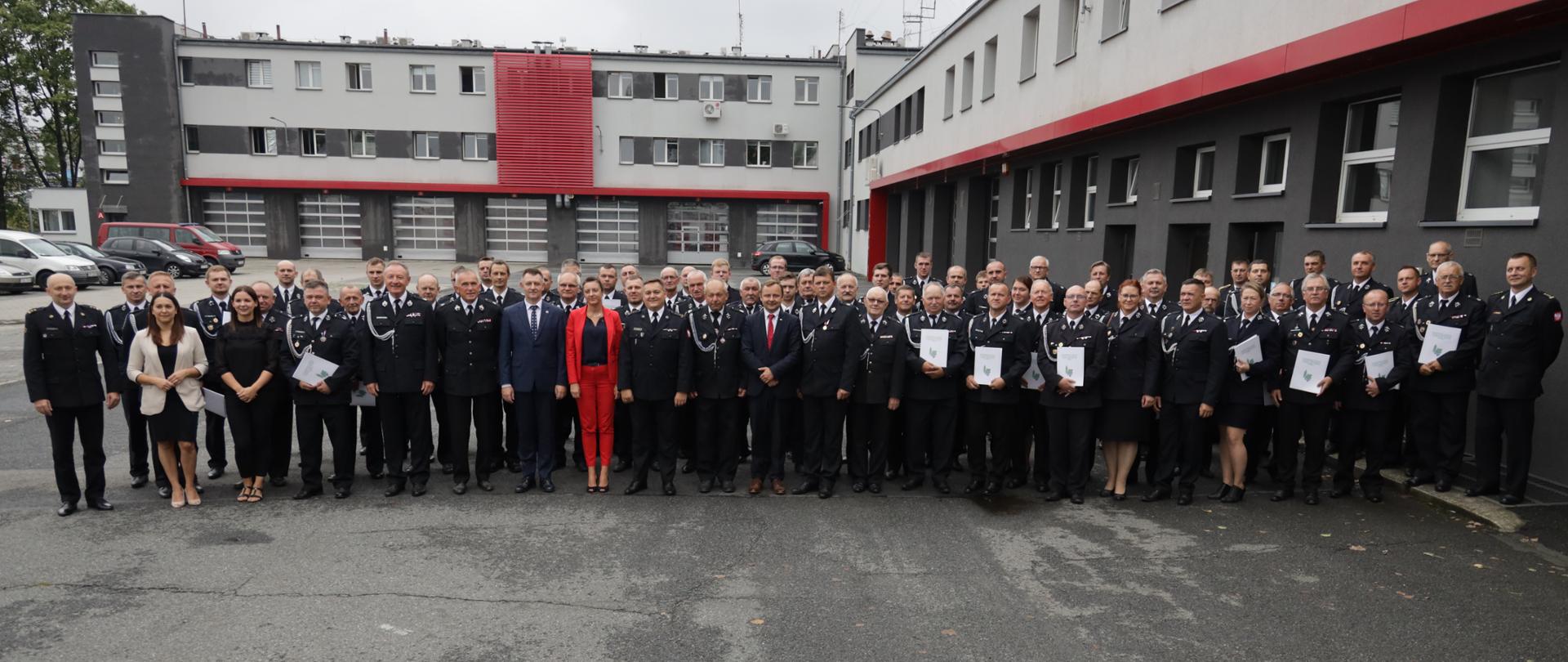 Zdjęcie przedstawia wszystkich uczestników uroczystego podpisania umów ws. dotacji Wojewódzkiego Funduszu Ochrony Środowiska i Gospodarki Wodnej w Opolu dla Ochotniczych Straży Pożarnych