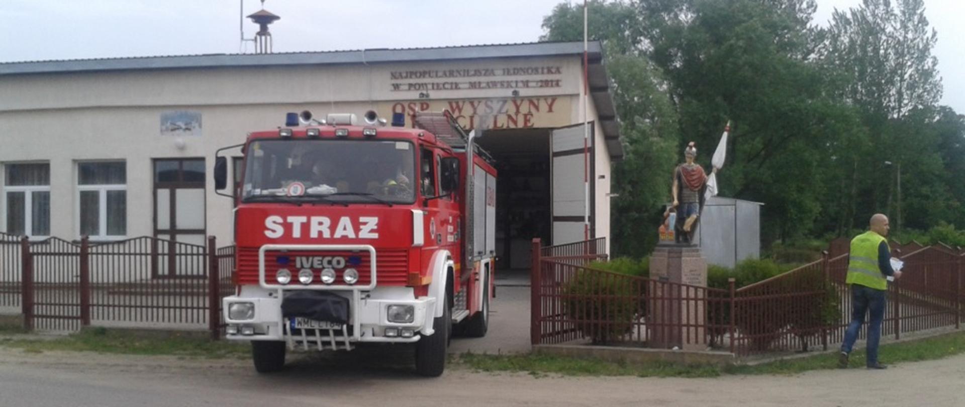 Remiza OSP Wyszyny Kościelne oraz pojazd pożarniczy