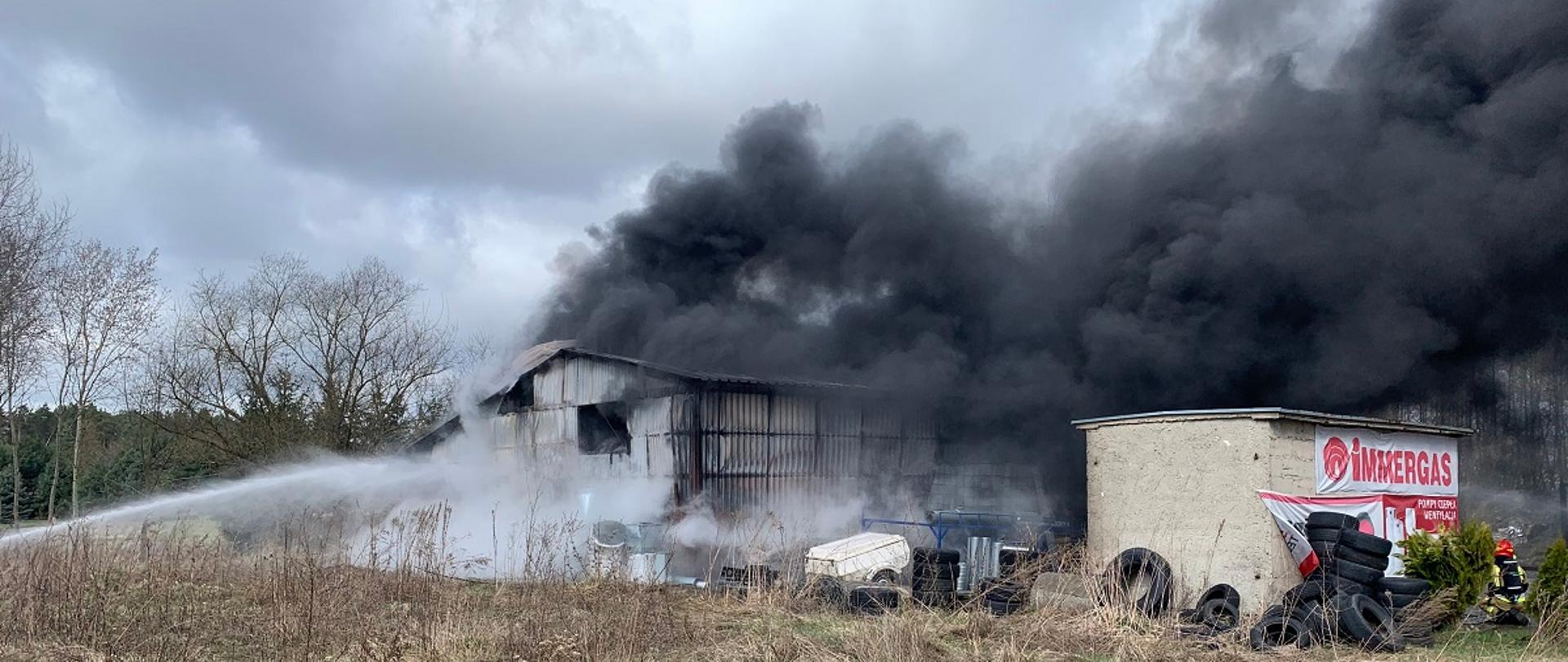 Pożar hali w Czystochlebiu.