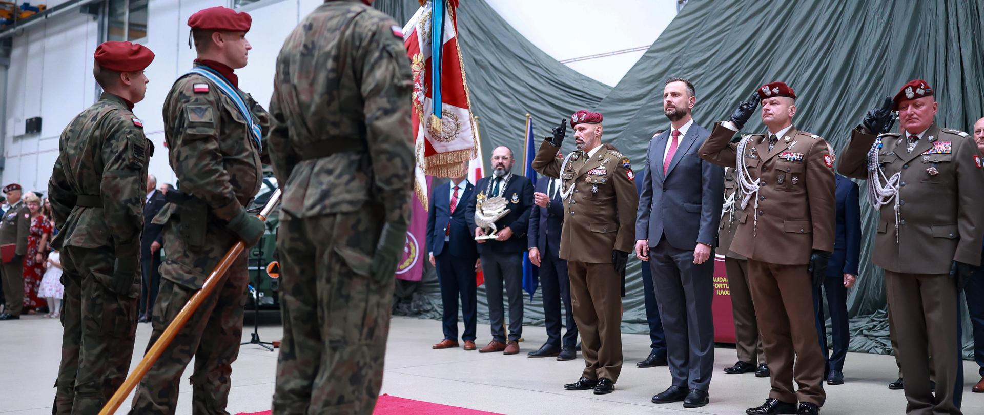 17 lipca 2025 r. w 6. batalionie logistycznym w Krakowie, Władysław Kosiniak-Kamysz, wicepremier-minister obrony narodowej wziął udział w uroczystości przekazania obowiązków dowódcy 6. Brygady Powietrznodesantowej. Fot. Krzysztof Niedziela/MON