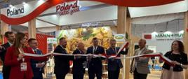 Stefan Krajewski - Minister Rolnictwa i Rozwoju Wsi, Tomasz Orłowski - chargé d’affaires Ambasady RP w Maroku, Henryk Smolarz - Dyrektor Generalny Krajowego Ośrodka Wsparcia Rolnictwa, Wojciech Legawiec – Prezes Agencji Restrukturyzacji i Modernizacji Rolnictwa oraz Paweł Meyer - Główny Lekarz Weterynarii podczas otwarcia stoiska narodowego na Międzynarodowych Targach Rolniczych w Maroku SIAM przecinają biało-czerwoną wstęgę